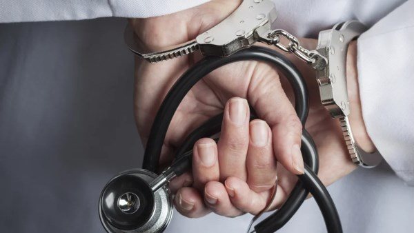 حاول استدراجها لممارسة الحرام.. تفاصيل القبض على طبيب تحرش بقريبته الطفلة في أكتوبر 