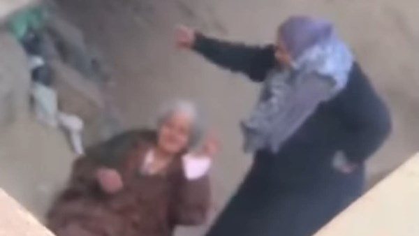  وسط الشارع.. تفاصيل القبض على المتهمة بضرب وسحل والدتها المسنة بالزقازيق 