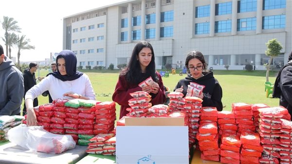 طلاب جامعة النيل يشاركون في تعبئة كراتين مواد غذائية لدعم الأسر الأولى بالرعاية ضمن مبادرة «ديارنا.. زاد وأمان»
