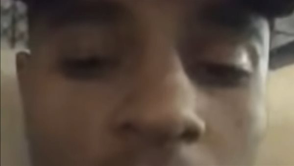 بسبب العباية والكعب.. شاب يثير الجدل بفيديو يحرض على مضايقة الفتيات | شاهد