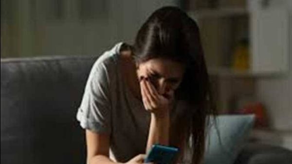 هددها بنشر صورها.. تفاصيل الحكم على طالب ابتز أخصائية تخاطب جنسيا عبر الهاتف