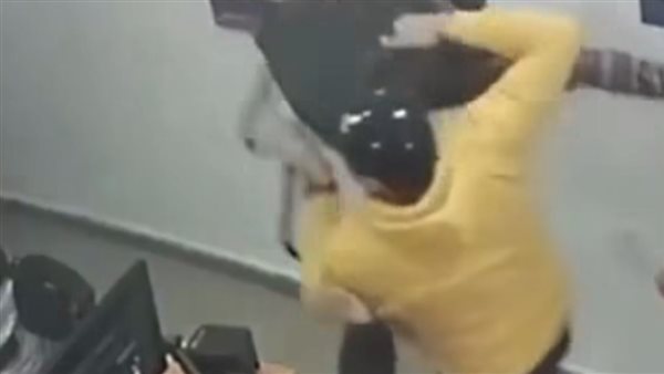  ضربها بالكرسي ونزع حجابها.. شاب يعتدي على فتاة داخل شركة اتصالات شهيرة بالمرج 