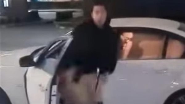 أنا مش متحرش أنا بعاكس.. جدل واسع حول فيديو شاب يضايق فتاة من داخل سيارته | فيديو