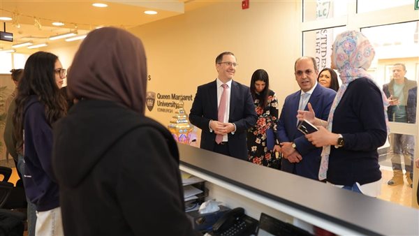 السفير البريطاني يزور الجامعة البريطانية ويشيد بالمستوى الأكاديمي والإنشائي المتميز بها (صور)