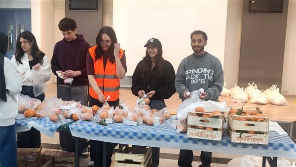 طلاب الجامعة الألمانية يطلقون مبادرة رمضانية لتوزيع وجبات الإفطار وملابس العيد على الأسر الأكثر احتياجًا