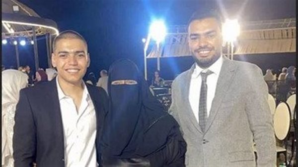 رفضت الزواج لتربية الصيدلي والمحامي.. حكاية كفاح الأم المثالية بمحافظة الفيوم