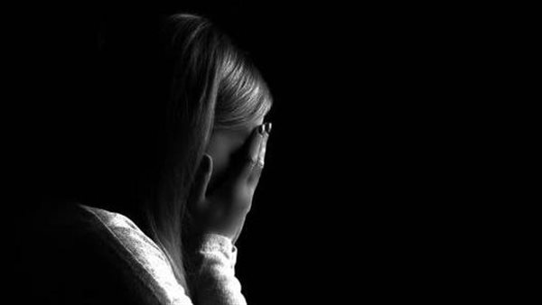 لا أهل ولا عمل ولا علاقة زوجية.. سيدة تستغيث بمحكمة الأسرة: أعيش معلقة داخل منزلي