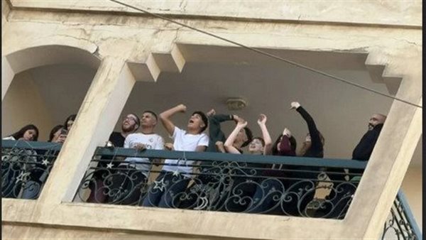 أكياس مياه وحركات خادشة.. تصرف غريب من شباب يثير الغضب في شيراتون عقب صلاة العيد