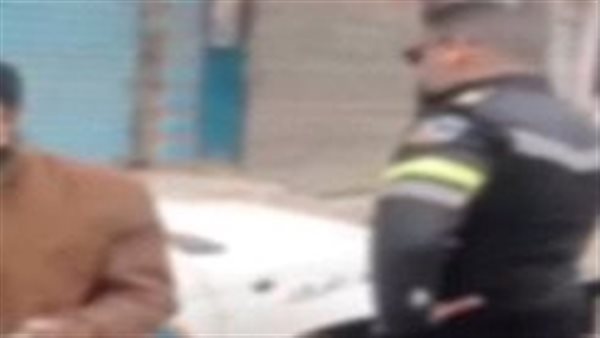 خبط راسه في الحيط..حقيقة اعتداء ضابط مرور على سائق بالفيوم | فيديو