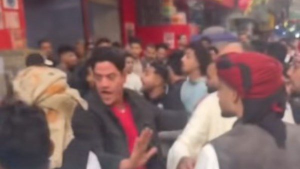 رقصوا بالخناجر وسط الشارع.. كواليس مشاجرة يمنيين ومصريين بفيصل | شاهد