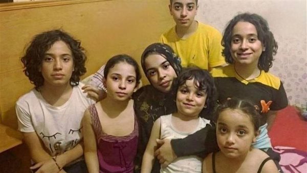 قعد وسط الجثث يومين.. جارة ضحايا مذبحة كرموز تكشف كواليس المكالمة الأخيرة ومفاجأة الأم