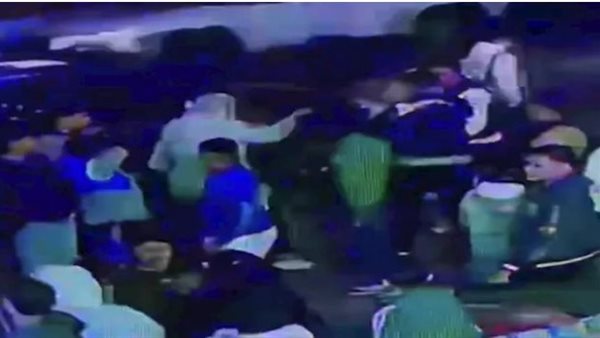 دفع ثمن شهامته.. لقطات صادمة للاعتداء على سيدة وفتاة وإصابة شاب ببورسعيد | فيديو