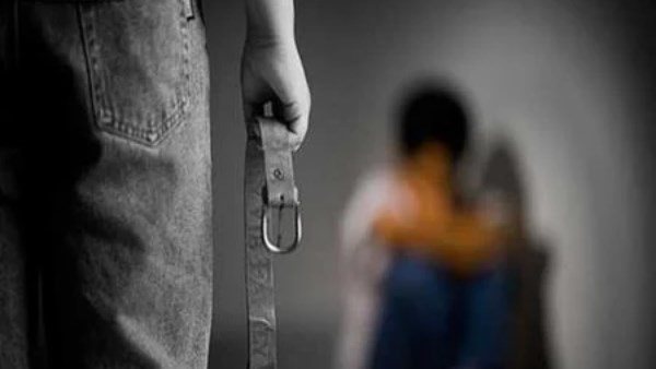  جريمة بشعة.. عامل يكبل ابنه ويحتجزه دون طعام بالوراق