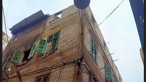 نجا الزوج والأطفال ورحلت الأم.. تفاصيل انهيار سقف عقار بسبب الأمطار بالإسكندرية