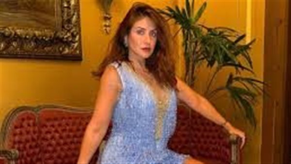 بالجينز.. هيدي كرم تثير ضجة بهذه الإطلالة | شاهد