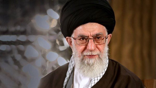  تداول آخر صورة لخامنئي قبل اغتياله في مقر إقامته بإيران | شاهد