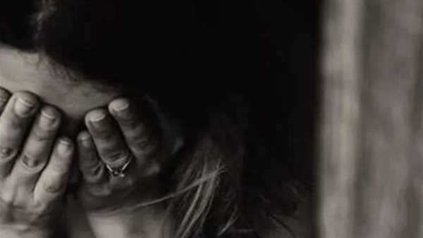 حضنها بالقوة.. قرار جديد فى محاكمة طبيب هتك عرض مريضة بالمنصورة 