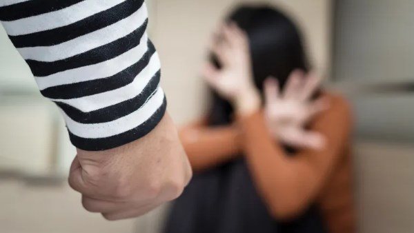 شك في سلوكها فمزق وجهها وجسدها.. تفاصيل صادمة في اعتداء شاب على زوجته بالمنيا 