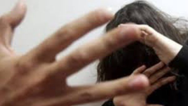 دخل عليا غرفة نومي وقلعني هدومي وصورني.. ماذا قالت طالبة أكتوبر في اعتداء عامل عليها؟ 