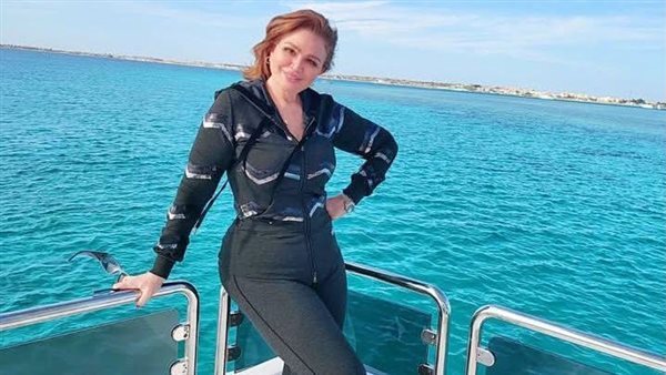 إطلالة كاجوال.. إلهام شاهين تثير الجدل في أحدث ظهور | شاهد