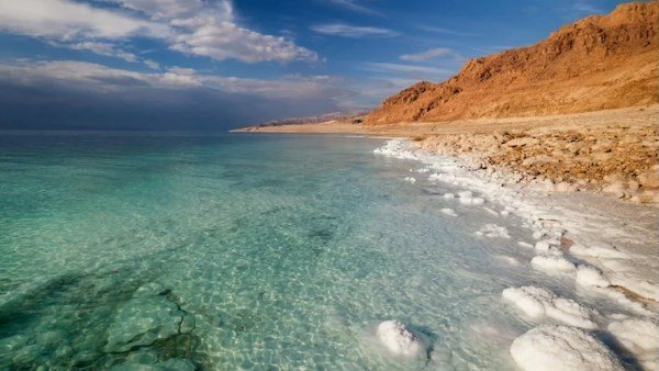  ظاهرة مثيرة للجدل.. لماذا تغيرت مياه البحر الميت إلى الأخضر والبني؟ 