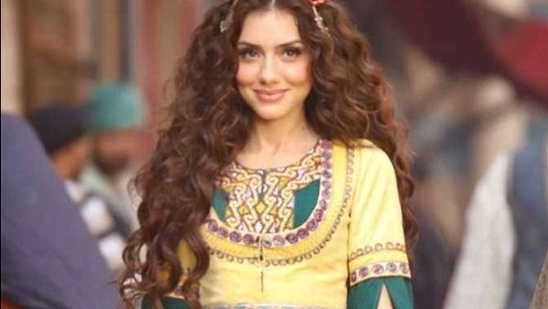 تطور جديد في اتهام الفنانة جيهان الشماشرجي و4 آخرين بسرقة سيدة بالإكراه