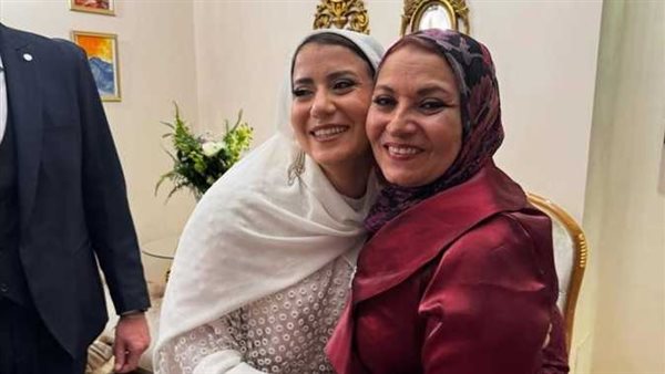 فستان لافت.. دينا ابنة هبة قطب تخطف الأنظار في حفل زفاف شقيقتها | شاهد 