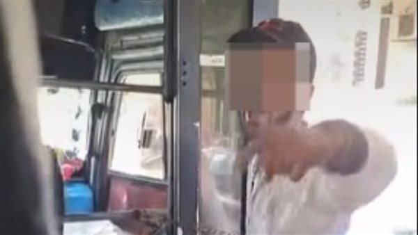 بلطجة داخل أتوبيس نقل عام.. متسول يسب ويهدد سيدة بالقاهرة 