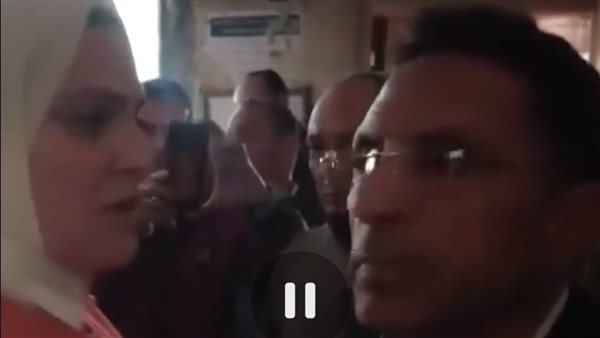 لقطات صادمة.. القصة الكاملة لاعتداء سيدة على زوجها بمحكمة طنطا | فيديو