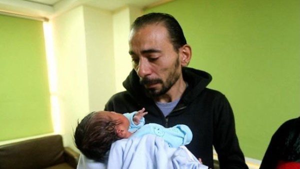  6 ساعات برفقة الأم.. تفاصيل مثيرة في أقوال والد رضيعة مستشفي الحسين