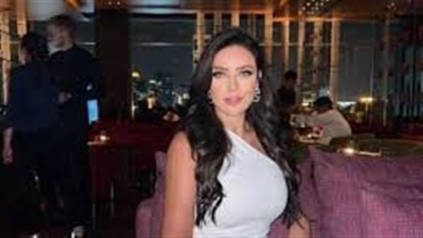 فستان لافت.. رضوى الشربيني تخطف الأنظار بهذه الإطلالة | شاهد 