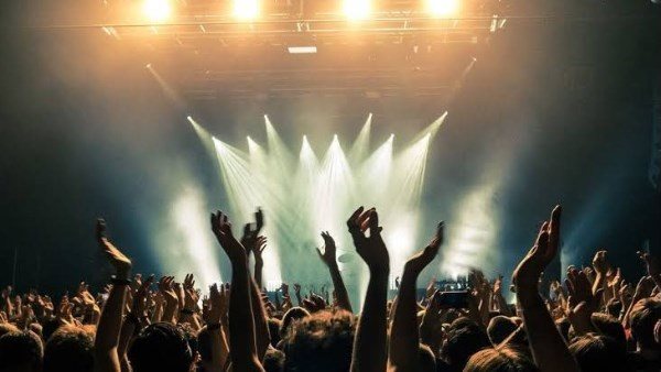  قرار عاجل ضد 26 متهما في إقامة حفل مناف للآداب داخل فيلا بأكتوبر 