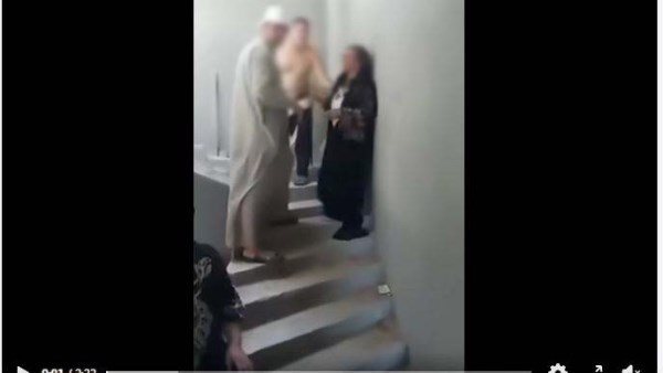 لقطات صادمة..تفاصيل القبض على المتهم بالتعدي على طليقته بالدقهلية | فيديو