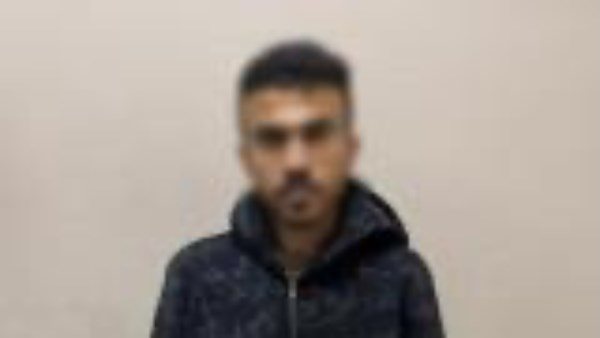 حيلة شيطانية.. تفاصيل القبض على المتهم بابتزاز المواطنين على الإنترنت 