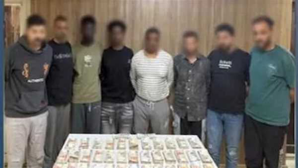 تحويل من الخارج وسرقة في الوايلي.. ماذا فعلت عصابة الثمانية مع أجانب الأهرام؟