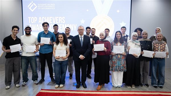 تكريم 72 من الطلاب المتفوقين بجامعة مصر للمعلوماتية.. واحتضان 12 طالب قطعت الوكالة الامريكية للتنمية منحهم