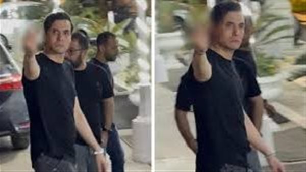 إشارة خارجة.. أمير عيد يثير الجدل في عزاء والد طليقته | فيديو