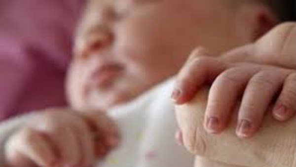  سيدات غلبن الشيطان.. جنازة مهيبة للرضيع رحيم ضحية جدتيه وعمته بالصف 
