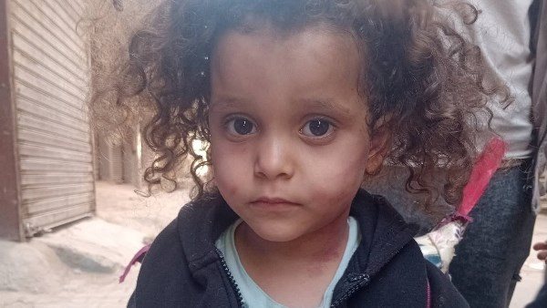  شنطة هدوم ولعب.. أم تترك طفلتها بالشارع والأب يستلمها من الشرطة بالعمرانية | شاهد