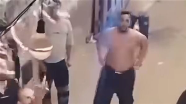 الحقونا يا حكومة.. لقطات صادمة لاعتداء عدد من الأشخاص على منزل سيدة بالعجوزة | فيديو