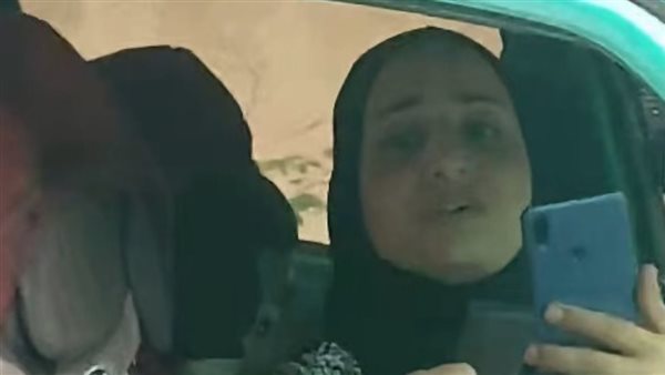  أبويا أمين شرطة ومش هسيبك.. لقطات مثيرة لمشاجرة سيدة وشاب بالإسكندرية | فيديو