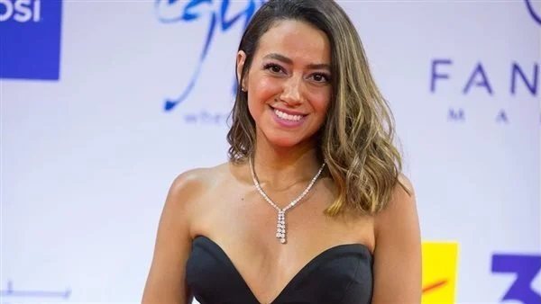 كب جريء.. هند عبد الحليم تثير الجدل بهذه الإطلالة | شاهد