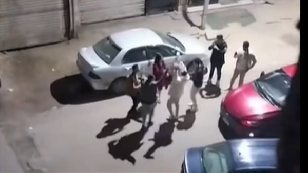 فتاة ليل ترقص في الشارع.. فيديو مثير يزعم وجود كافيه مناف للآداب بالدقي | شاهد
