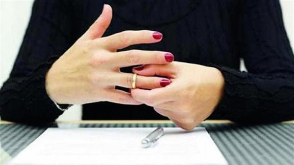ريحته مش حلوة ومهووس بالعلاقة.. نسرين تطلب خلع زوجها في محكمة الأسرة