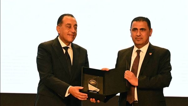 مدبولي يكرم رئيس جامعة ساكسوني مصر تقديرًا لنجاحها في ربط الطلاب بسوق العمل المصري والدولي
