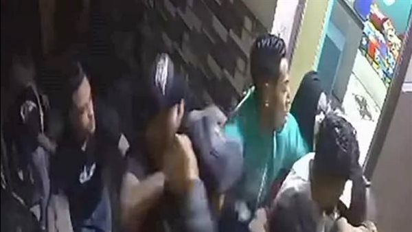 القصة الكاملة.. سيدة بالمنيا تستعين بـ 4 شباب لضرب زوجها | فيديو