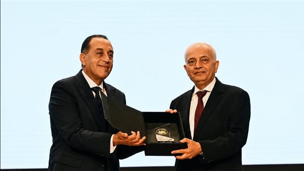 رئيس الوزراء يكرم جامعة الريادة ضمن الأكاديميات الرقمية الرائدة