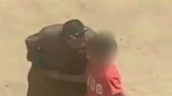 بيحضنهم ويبوسهم.. تفاصيل مثيرة عن فيديو صغار مدينة العبور 