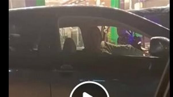 امشي يا حيوان.. سيدة تسب شابا لاعتراضه علي سيرها مخالف بالمحلة | فيديو