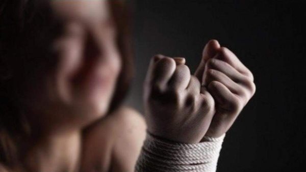  لإجبارها على العودة لزوجها.. الأب والعم يكبلان الابنة ويعلقانها في السقف بالجيزة 